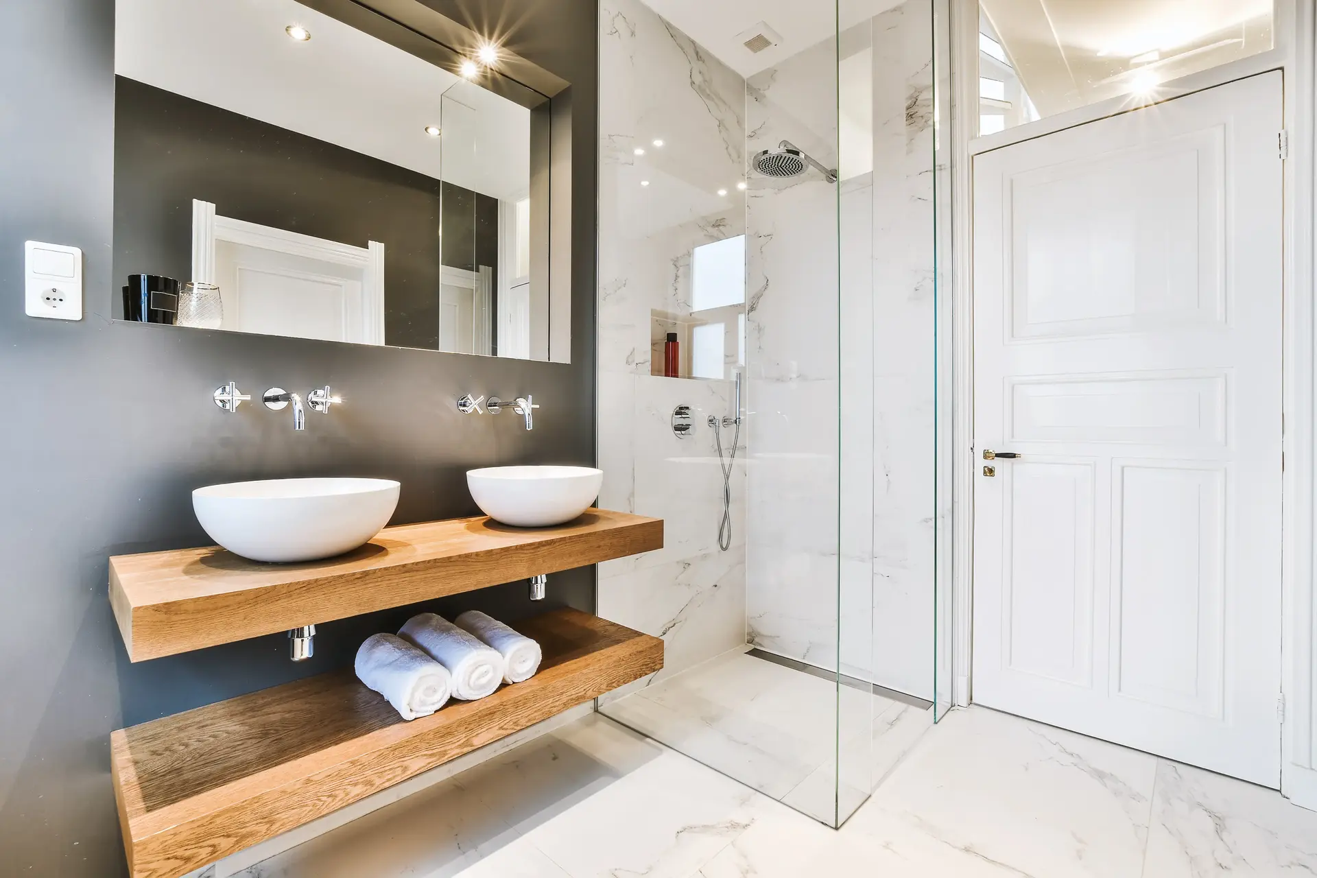 Statement Dubai villa powder room