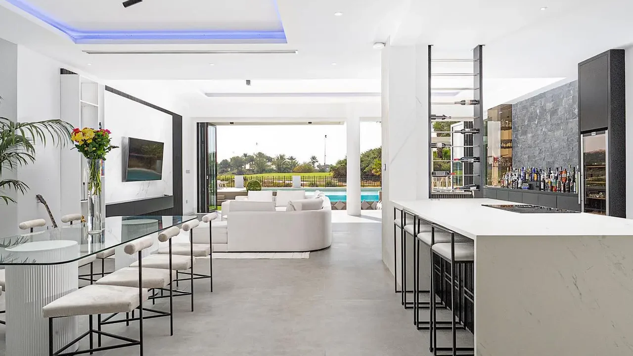 مسبح في داماك لاجونز، دبي — First Unicorn Interiors