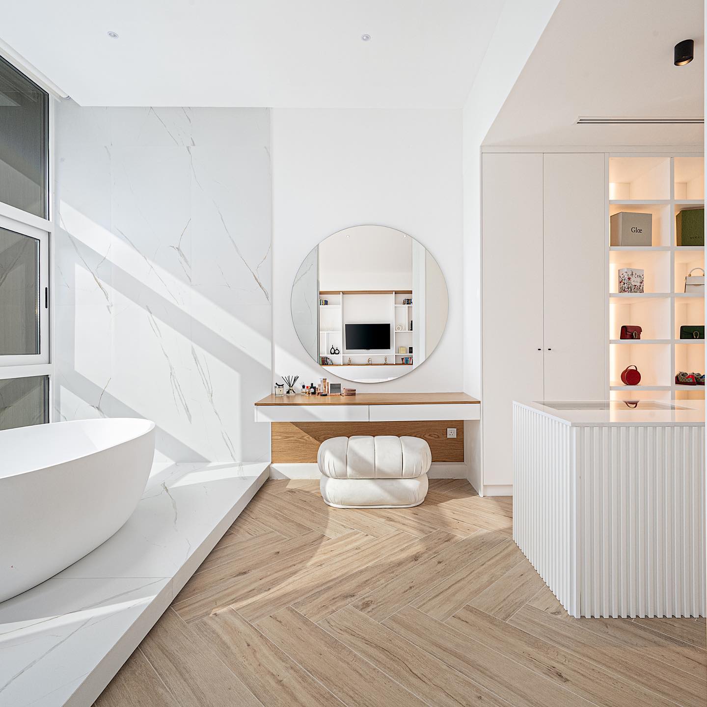 Curved glass panels with aluminium framing