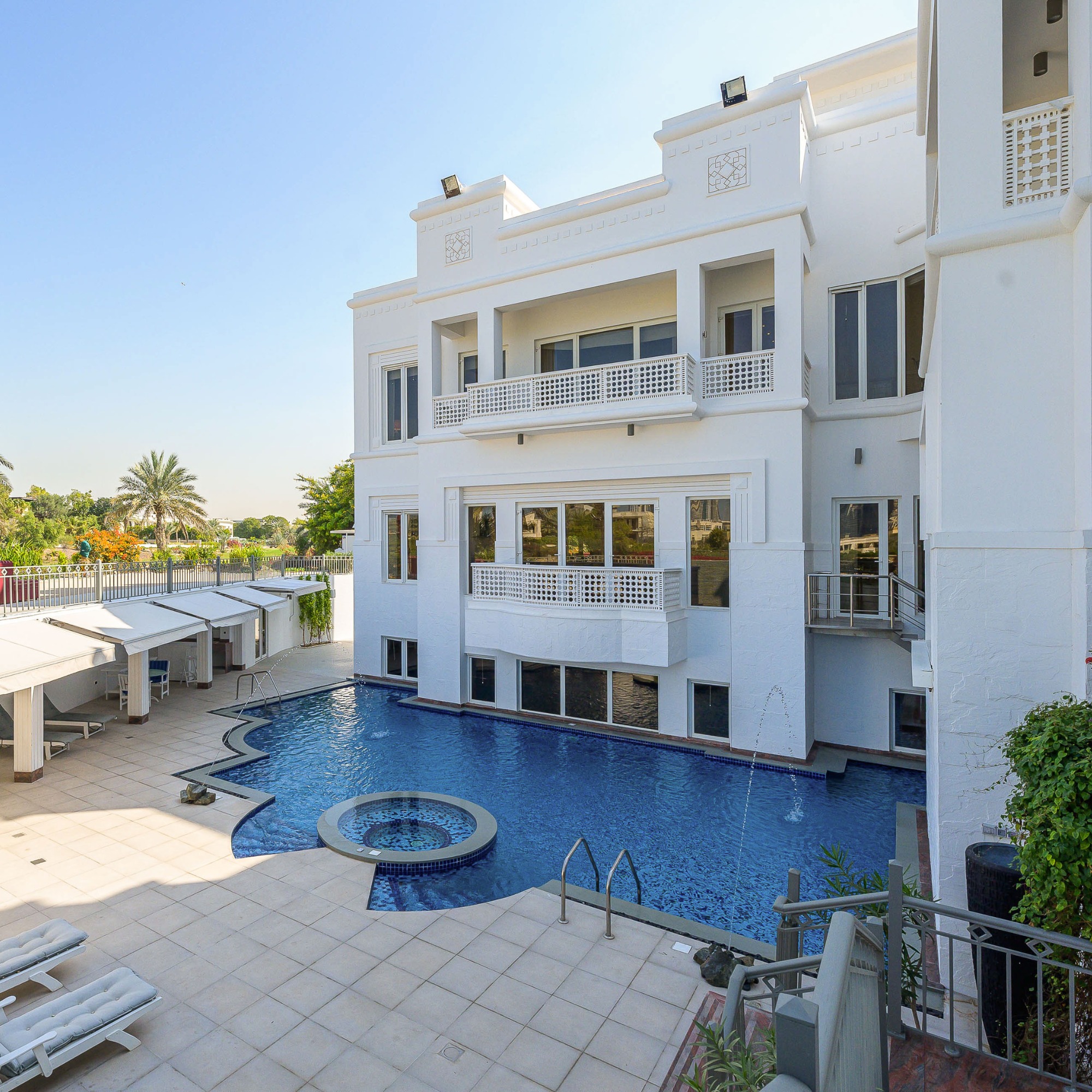 Knife edge infinity pool design